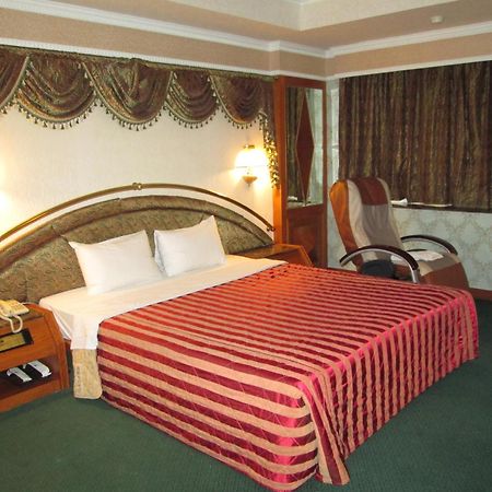 Huangjia Motel Tainan Bagian luar foto