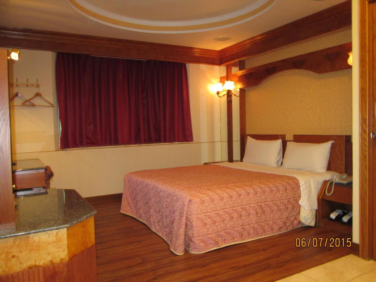 Huangjia Motel Tainan Bagian luar foto