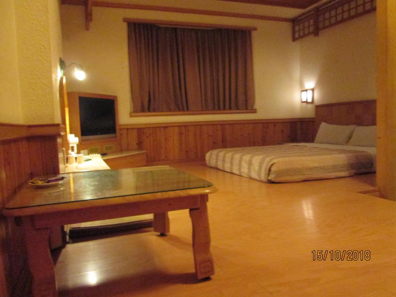 Huangjia Motel Tainan Bagian luar foto